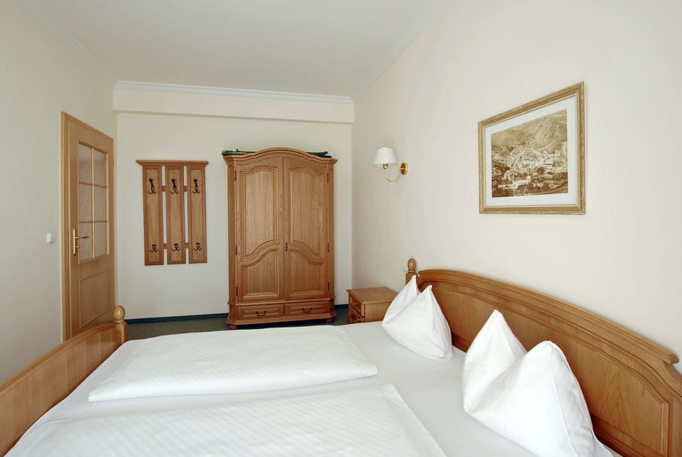 Deluxe Apartment, 1 Queen Bed | In-room safe, free WiFi, bed sheets