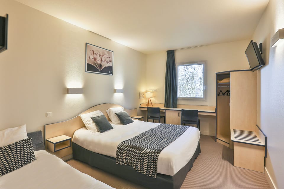 Triple Room | Bathroom | Free toiletries, hair dryer, towels
