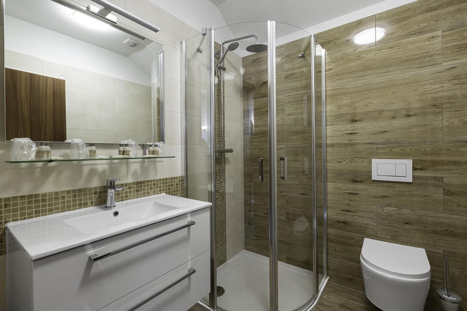 Deluxe Apartment, 1 Queen Bed | Bathroom | Shower, free toiletries, hair dryer, towels
