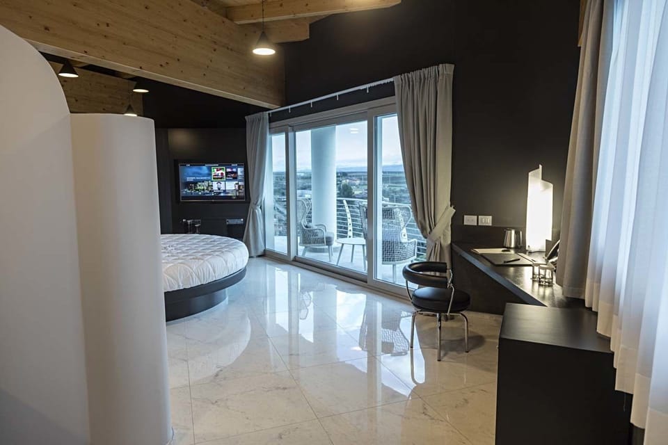 Executive Suite | Living area | Flat-screen TV