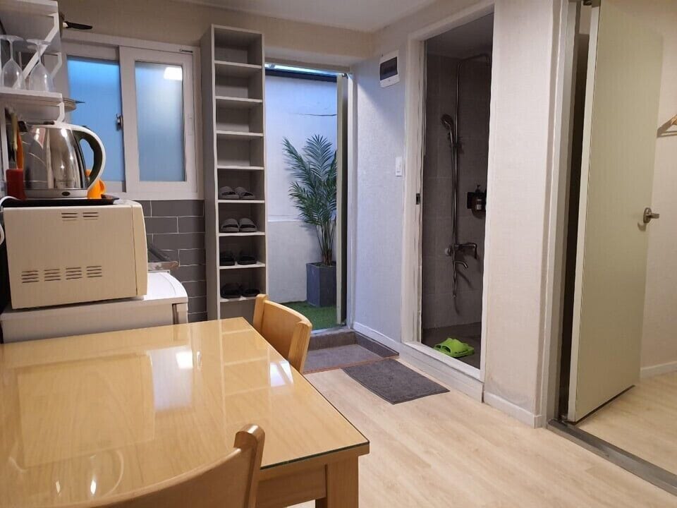 Family Room | Hypo-allergenic bedding, soundproofing, free WiFi