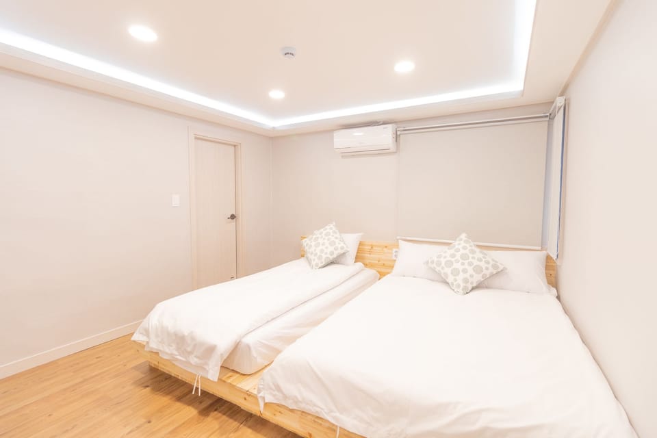Blackout drapes, free WiFi, bed sheets