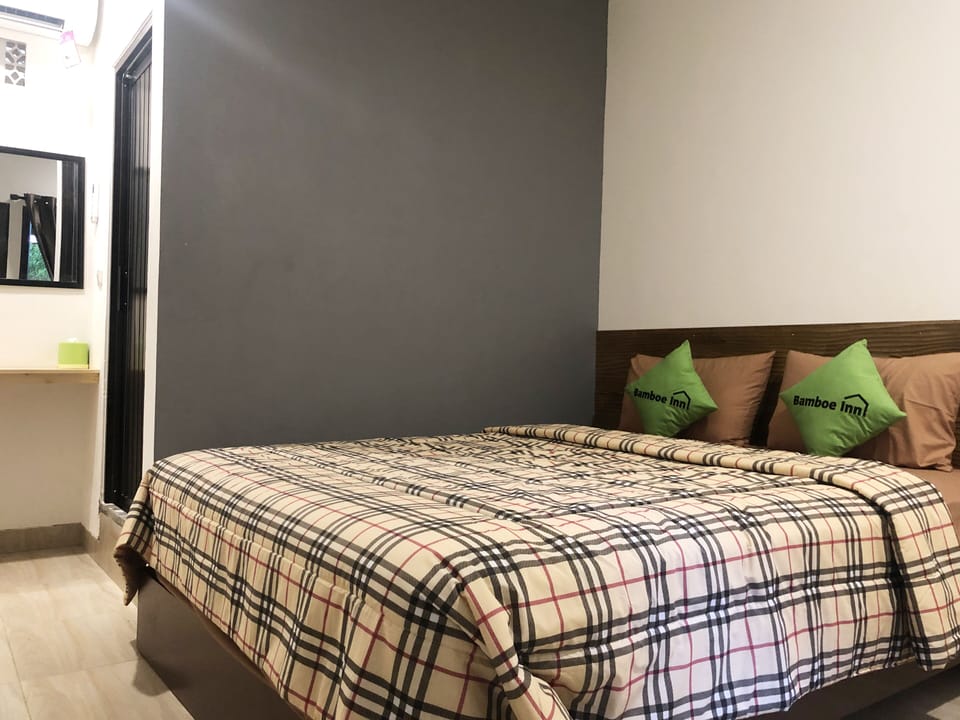 Superior Room, 1 Queen Bed, Garden View | Desk, laptop workspace, WiFi (free), bed sheets