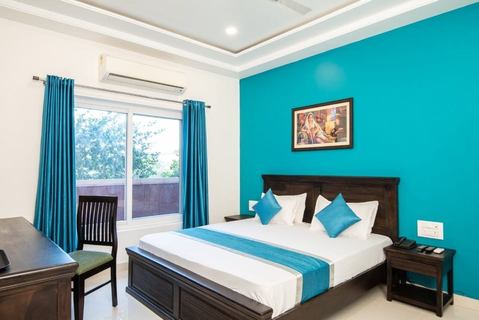 Luxury Double Room, 1 King Bed, Smoking | In-room safe, desk, soundproofing, WiFi (free)