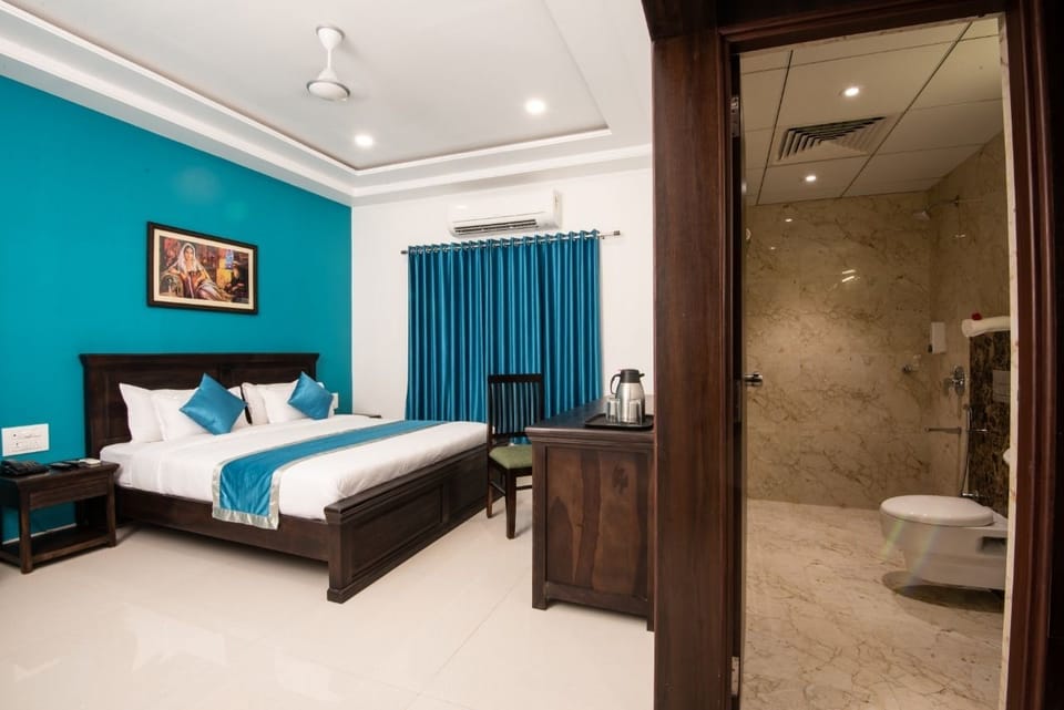 Luxury Double Room, 1 King Bed, Smoking | In-room safe, desk, soundproofing, WiFi (free)
