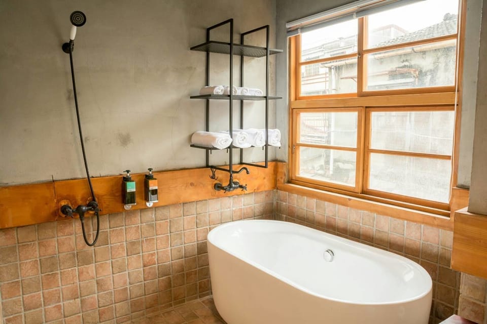 Separate tub and shower, deep soaking tub, rainfall showerhead