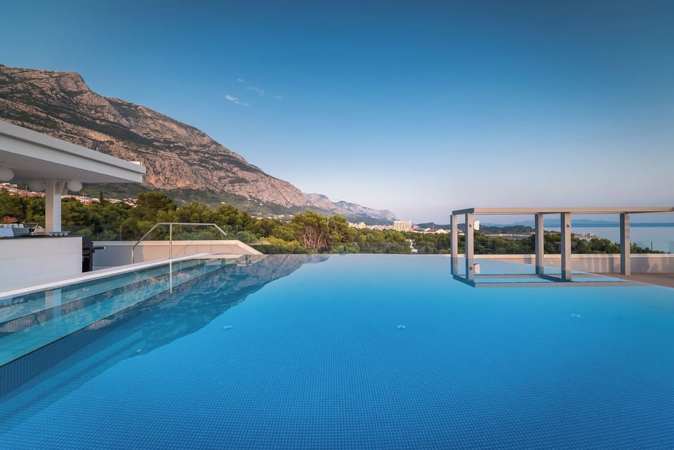 Outdoor pool, pool umbrellas, sun loungers