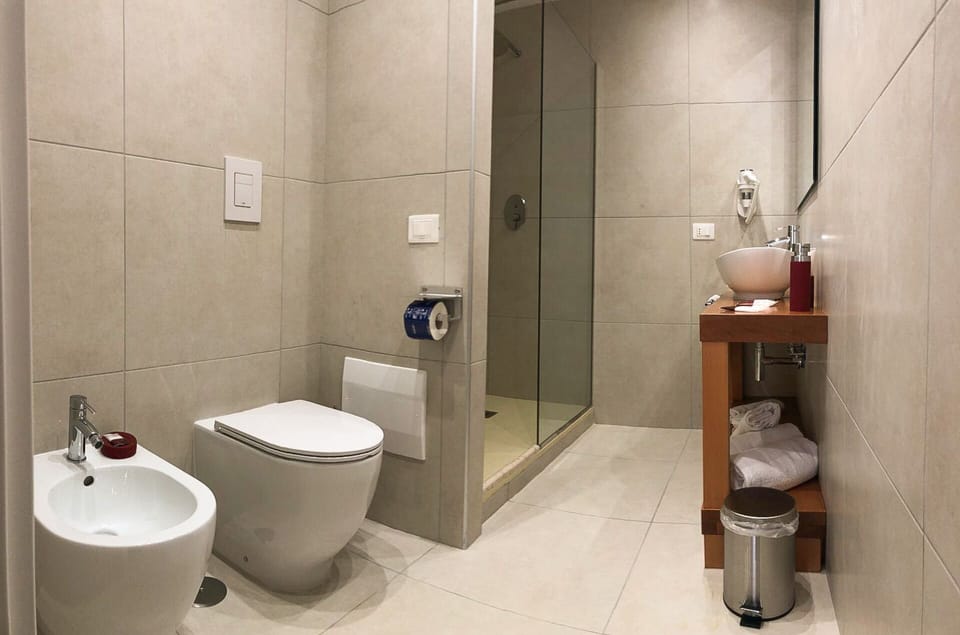 Design Quadruple Room, Kitchenette | Bathroom | Shower, rainfall showerhead, free toiletries, hair dryer