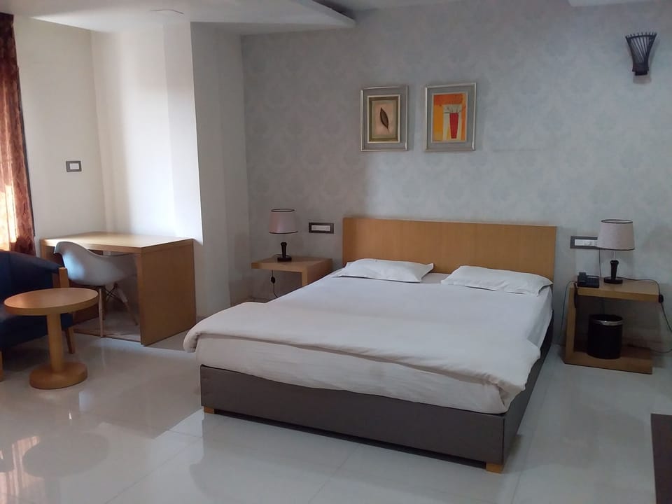 Deluxe Suite | 1 bedroom, blackout drapes, rollaway beds, bed sheets