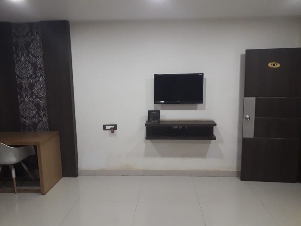 Deluxe Suite | Television