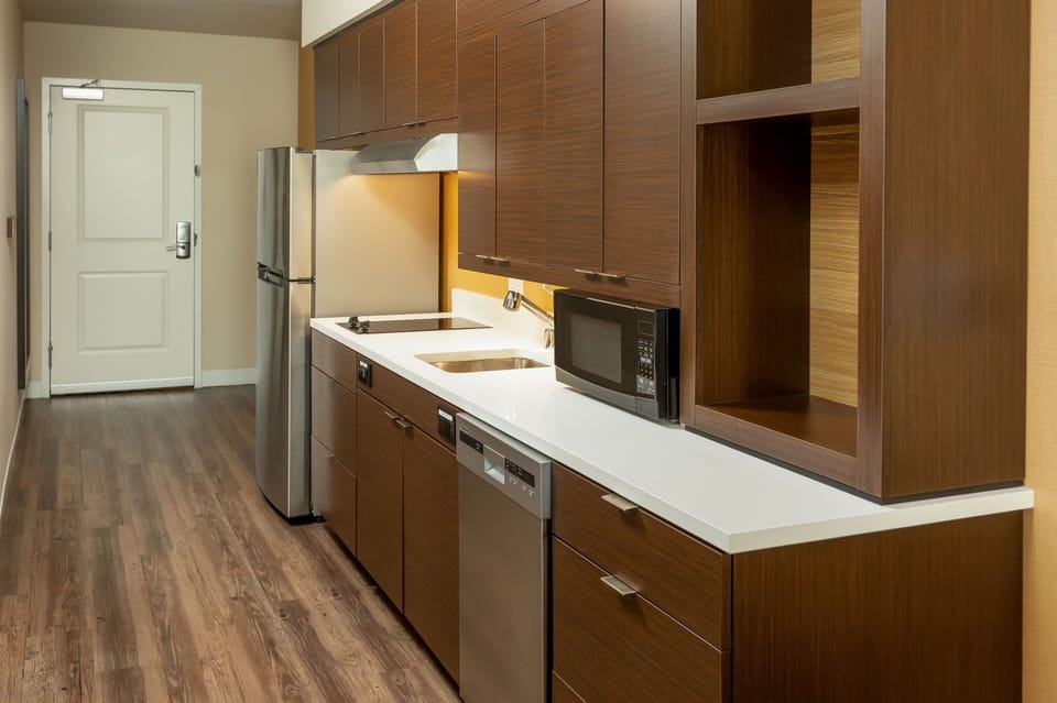 Full-size fridge, microwave, stovetop, dishwasher