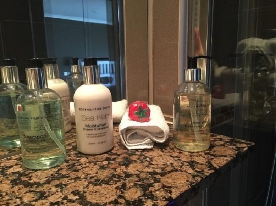 King Room | Bathroom amenities | Shower, free toiletries, hair dryer, bathrobes