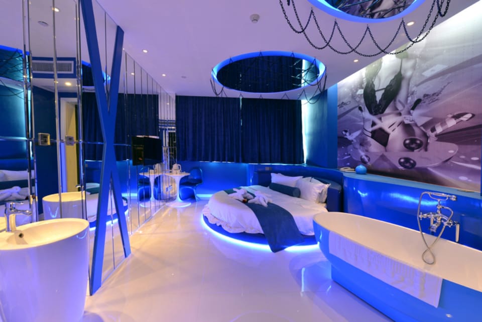 Premium Double Room with Round Bed | Minibar, blackout drapes, WiFi (free), bed sheets