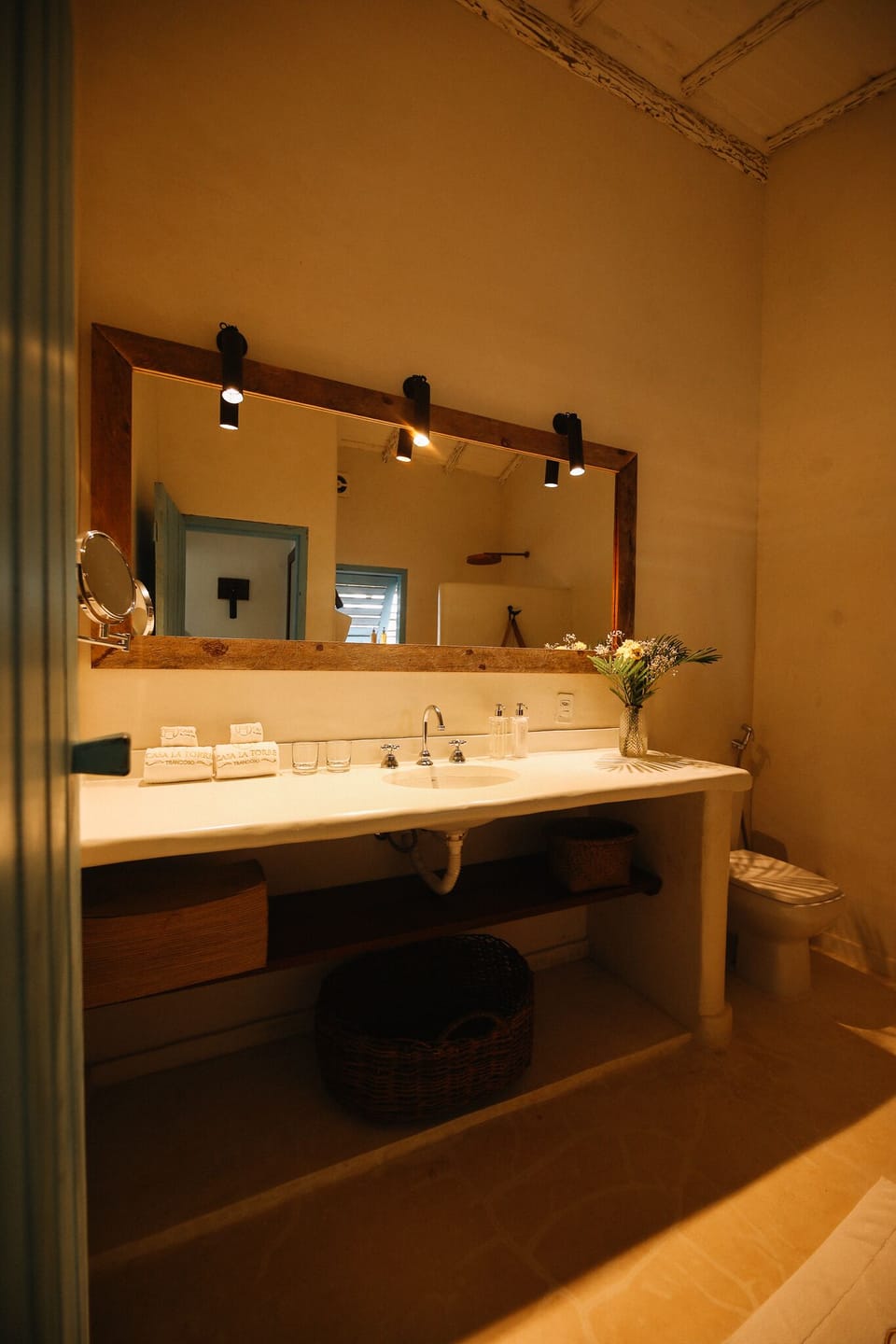 Suite Vista | Bathroom | Shower, designer toiletries, hair dryer, slippers