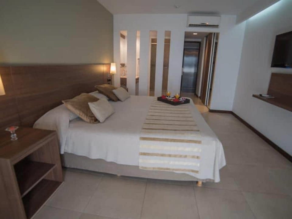 Standard Room, 1 King Bed, Non Smoking | Egyptian cotton sheets, premium bedding, minibar, in-room safe