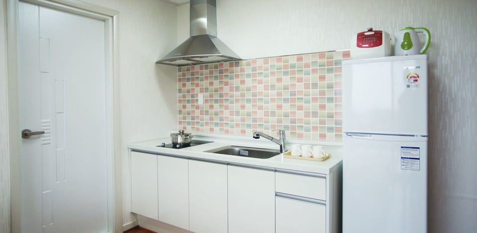 Premier Room, Terrace | Private kitchenette | Fridge, microwave, electric kettle, cookware/dishes/utensils