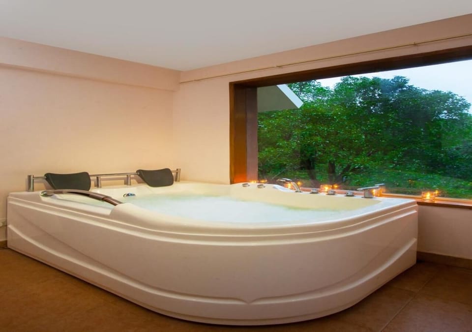 Studio Room | Bathroom | Shower, rainfall showerhead, designer toiletries, hair dryer