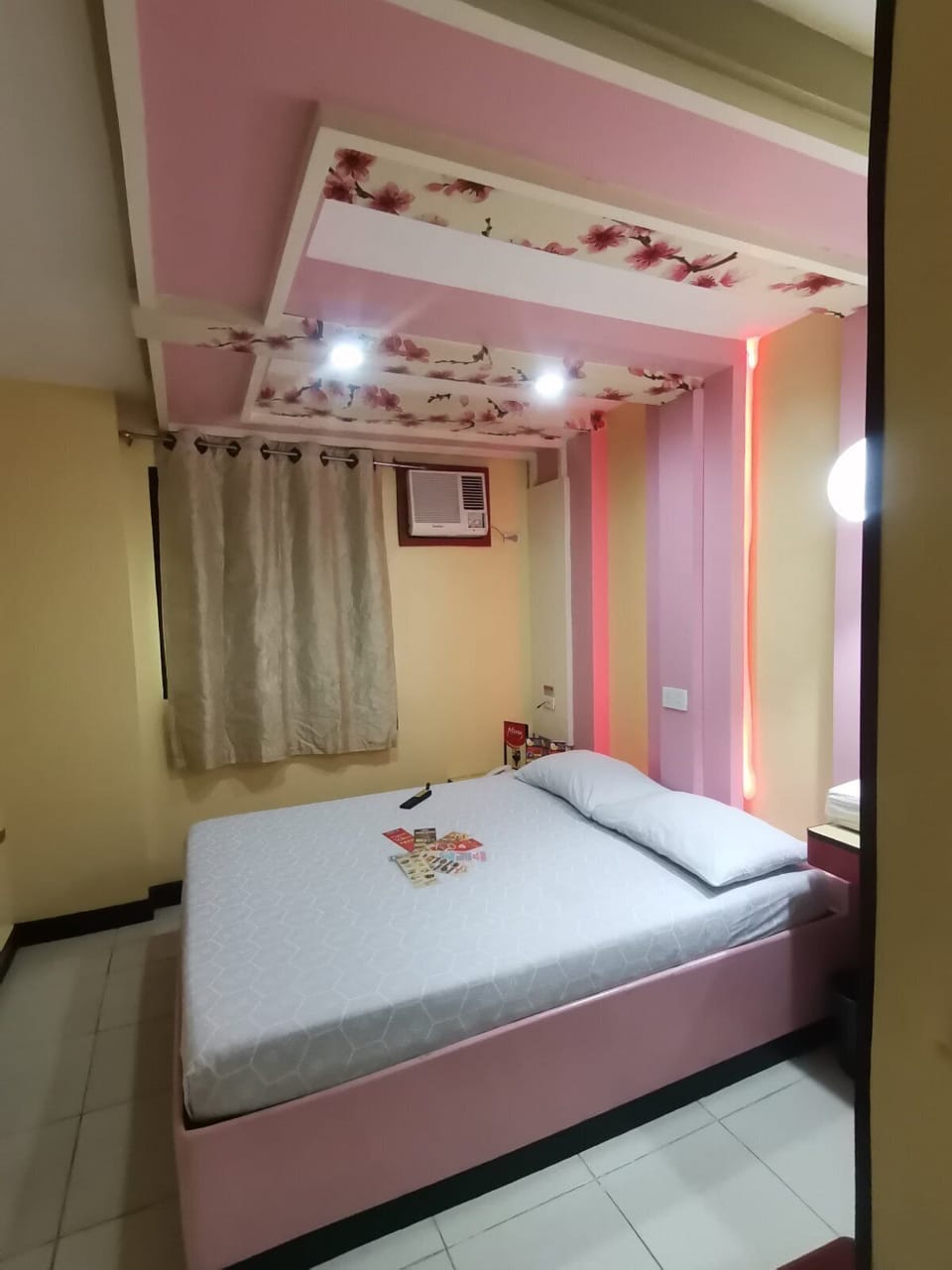 Deluxe Room, 1 Queen Bed | In-room safe, soundproofing, bed sheets