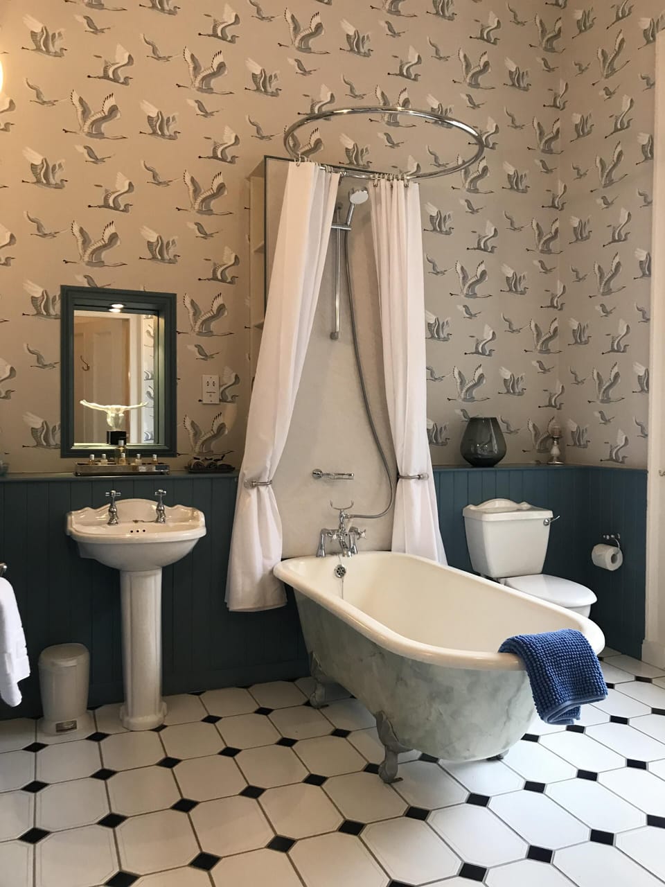 Escape To Edinburgh @ Albyn Place Apartment in Edinburgh