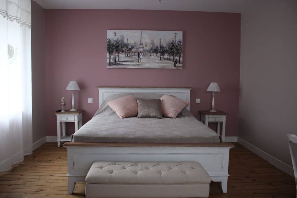 Romantic Room, 1 Queen Bed, Non Smoking (Chambre Charme) | 1 bedroom, premium bedding, individually decorated