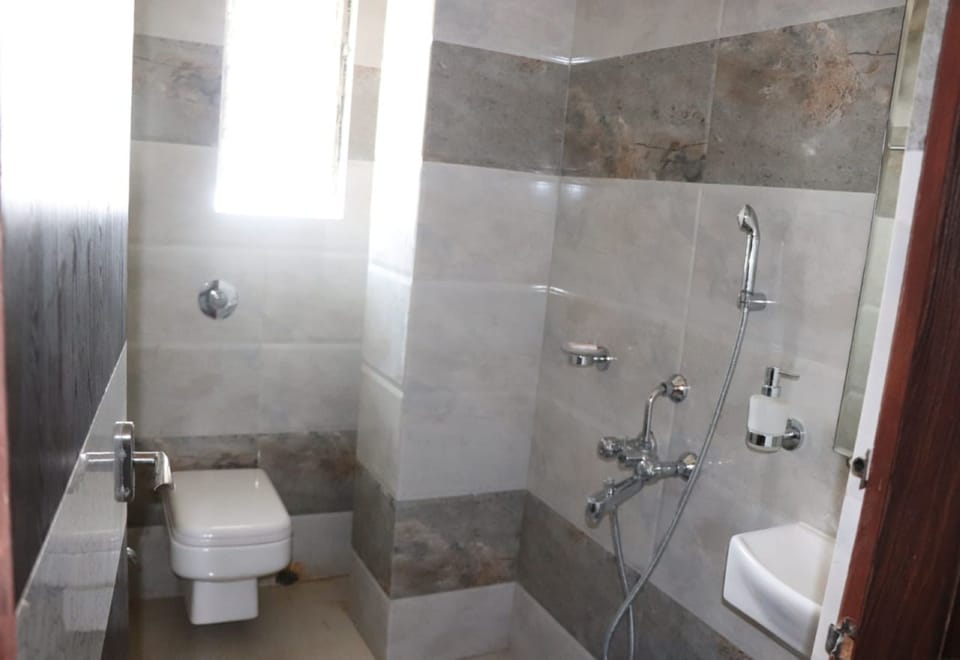 Shower, free toiletries, towels