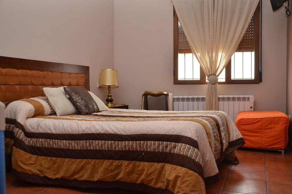 Double Room, Private Bathroom | Iron/ironing board, free cribs/infant beds, rollaway beds, free WiFi