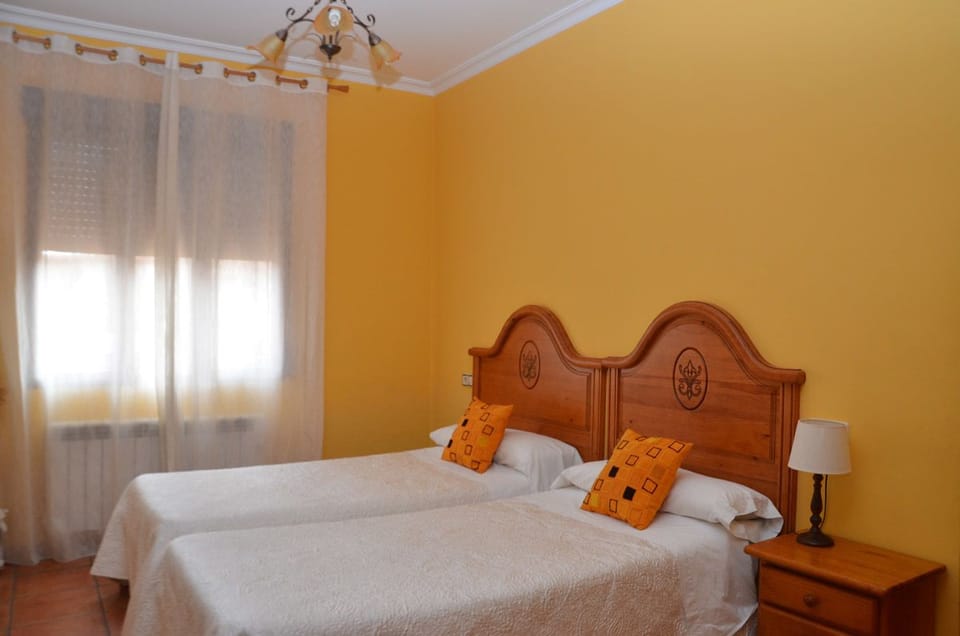 Twin Room, Private Bathroom | Iron/ironing board, free cribs/infant beds, rollaway beds, free WiFi