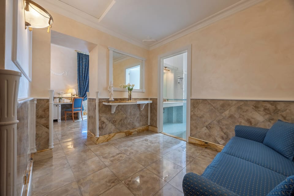 Junior Suite | Minibar, in-room safe, desk, soundproofing