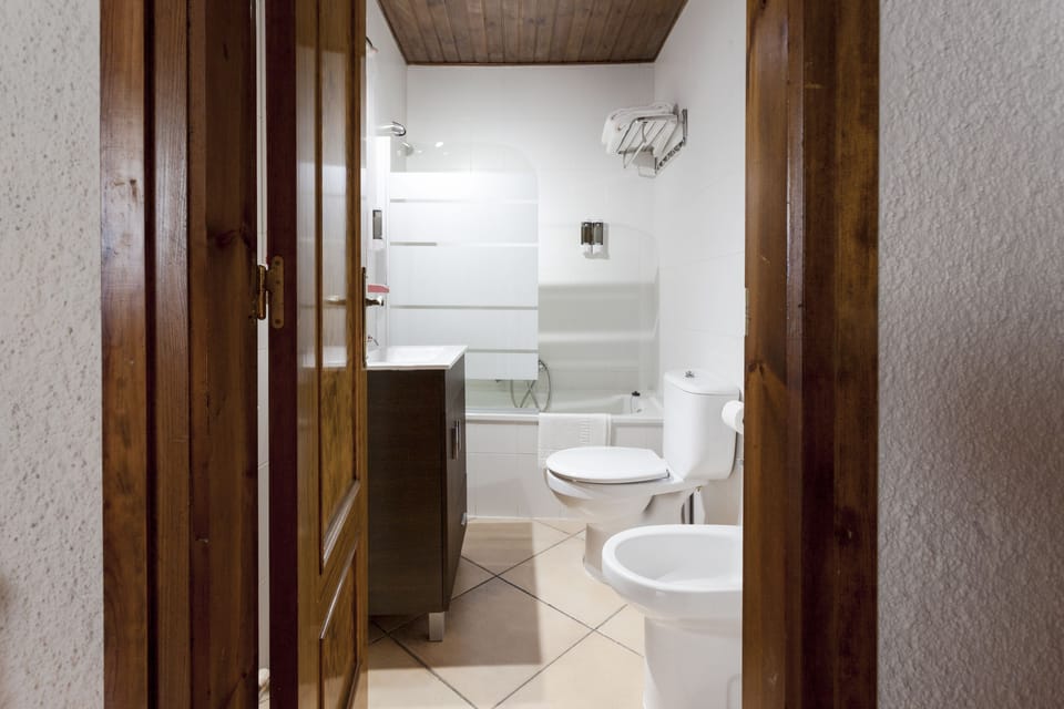 Superior Double Room, 1 Bedroom, Courtyard View | Bathroom | Free toiletries, hair dryer, bidet, towels