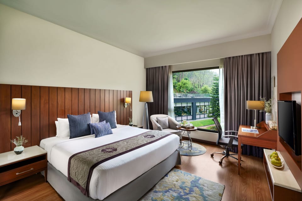Premium Room, 1 King Bed | 1 bedroom, premium bedding, minibar, in-room safe