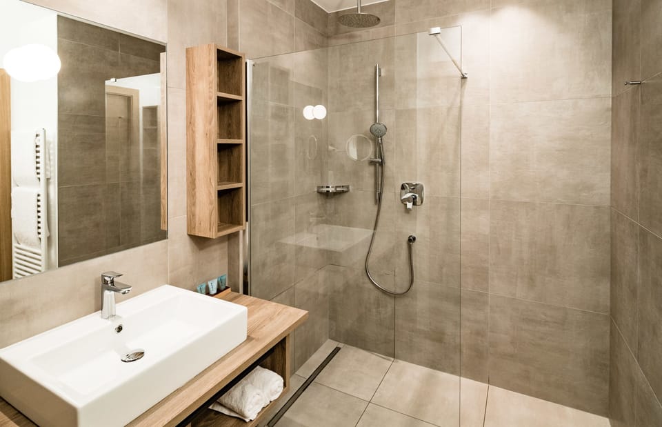 Shower, rainfall showerhead, free toiletries, hair dryer