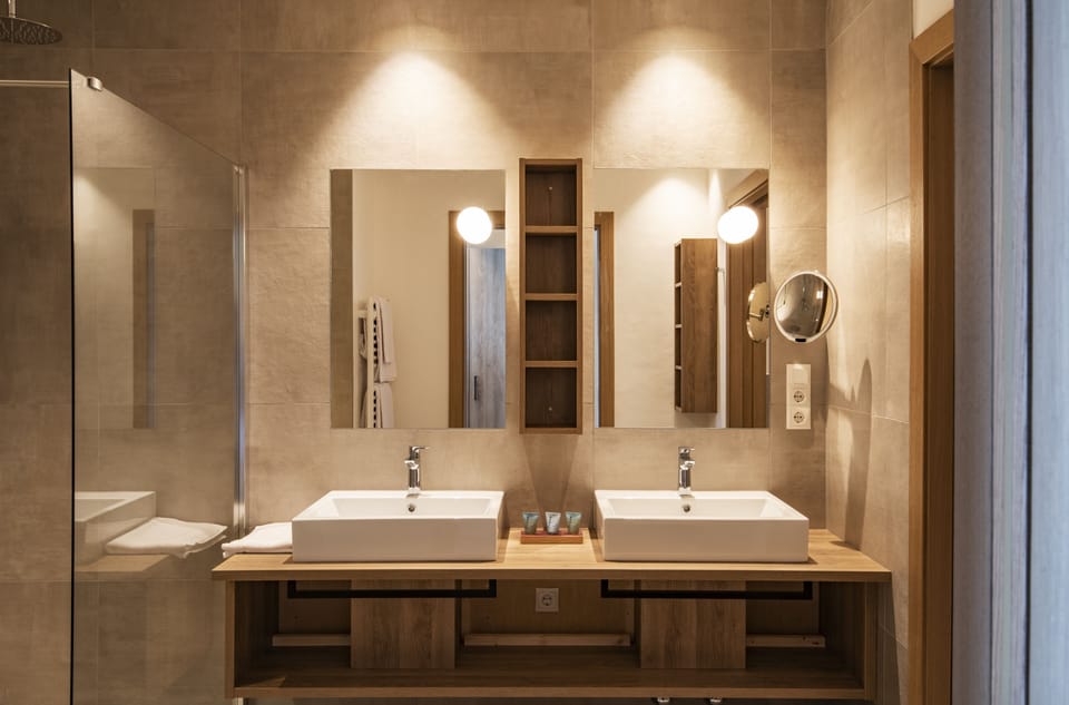 Deluxe Suite (Gewürztraminer) | Bathroom | Shower, rainfall showerhead, free toiletries, hair dryer