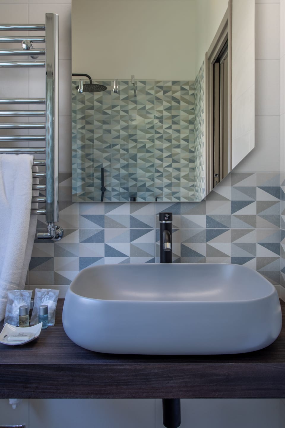 Deluxe Double Room | Bathroom | Hair dryer, slippers, towels