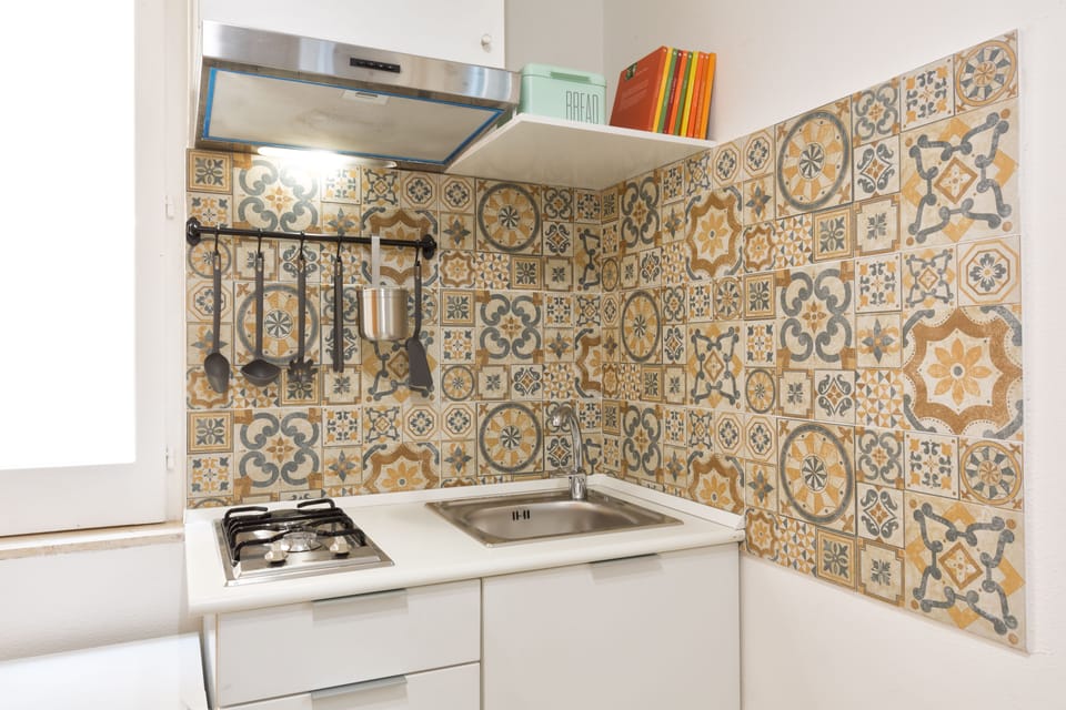 Studio | Private kitchenette | Fridge, stovetop, espresso maker, coffee/tea maker