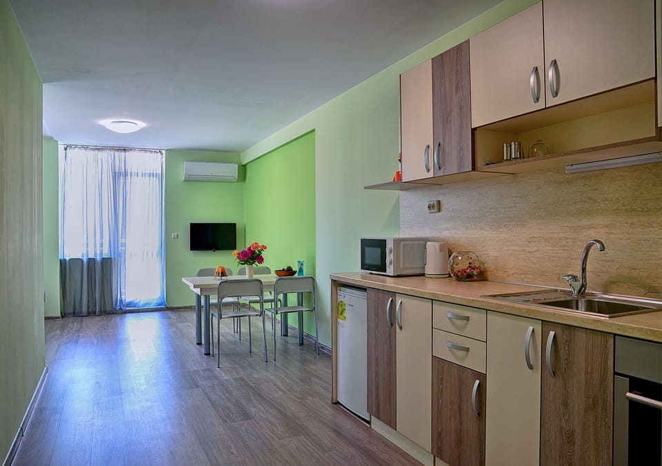 Fresh Morning Apartment | Private kitchenette | Cookware/dishes/utensils