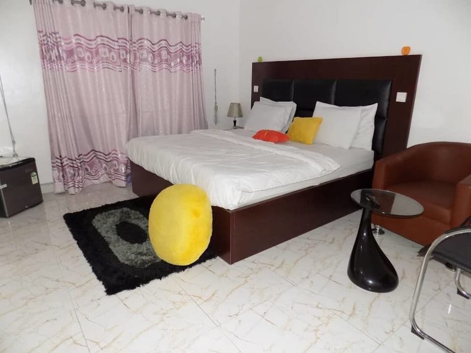 Minibar, desk, laptop workspace, free WiFi