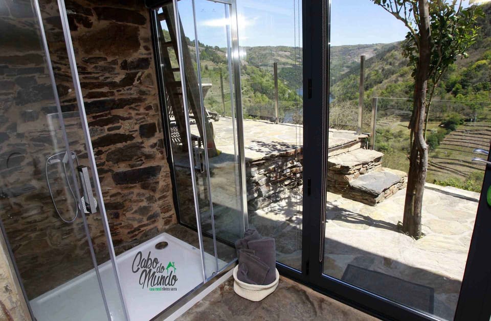 Double Room (Mencia) | Bathroom | Shower, hair dryer, towels