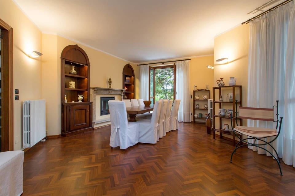 House (5 Bedrooms) | Living room | TV, fireplace