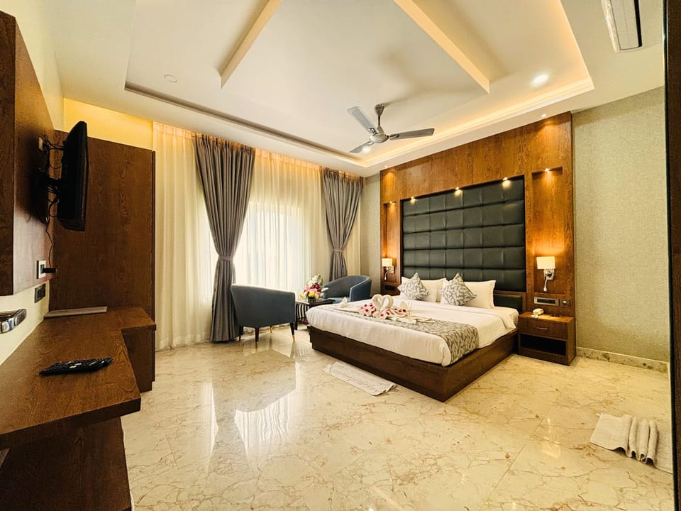 Presidential Suite | Blackout drapes, iron/ironing board, WiFi (free), bed sheets