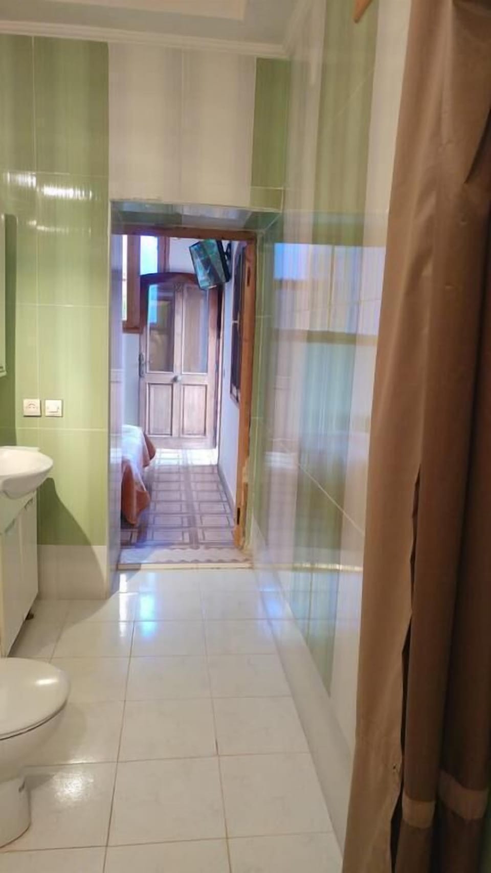 Basic Room, Lake View | Bathroom | Deep soaking tub, rainfall showerhead, free toiletries, towels
