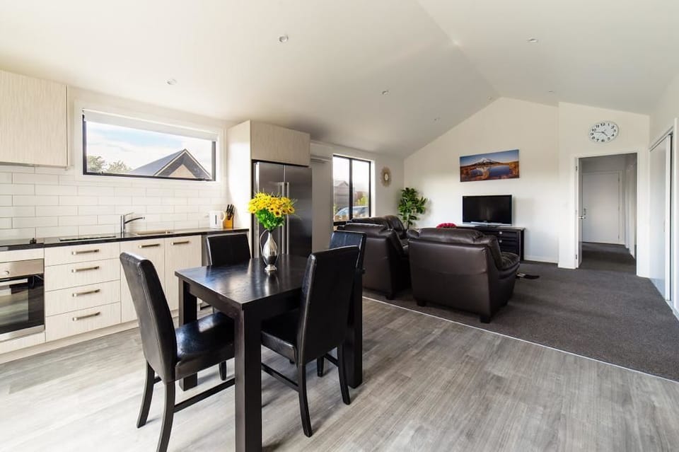 Family House, 3 Bedrooms, Courtyard View | In-room dining