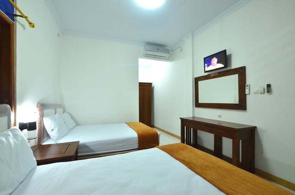 Deluxe Studio, 2 Double Beds, Non Smoking | Desk, free WiFi, bed sheets