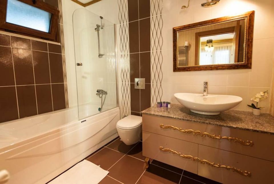 Superior Room, Balcony | Bathroom | Shower, free toiletries, hair dryer, slippers