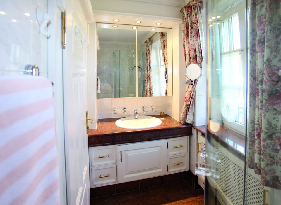 Superior Room | Bathroom | Shower, hair dryer