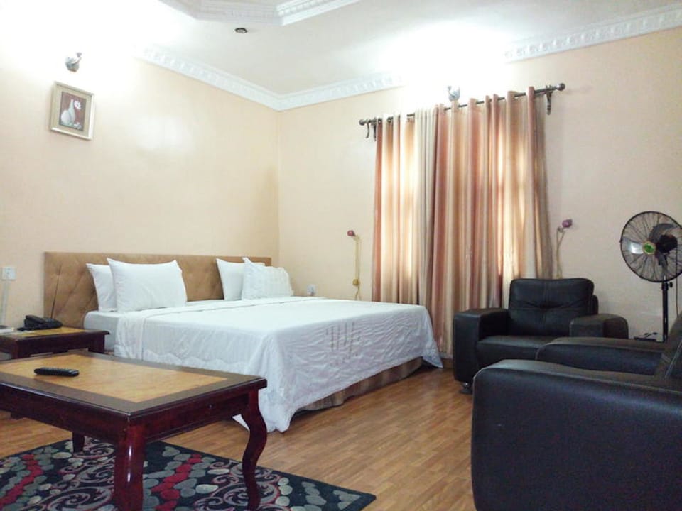 Presidential Suite, 1 Queen Bed, Non Smoking | Desk, blackout drapes, bed sheets