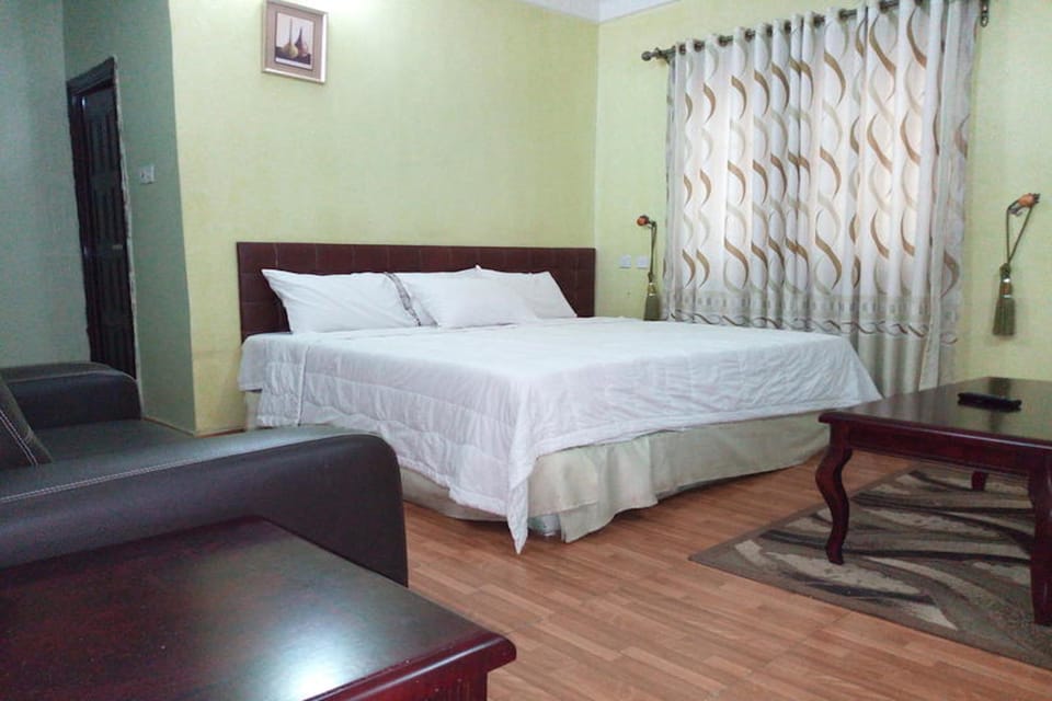 Premier Suite, 1 Double Bed, Non Smoking | Desk, blackout drapes, bed sheets