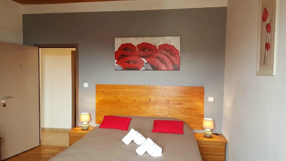 Double Room (Bavella) | Desk, blackout drapes, soundproofing, iron/ironing board (on request)