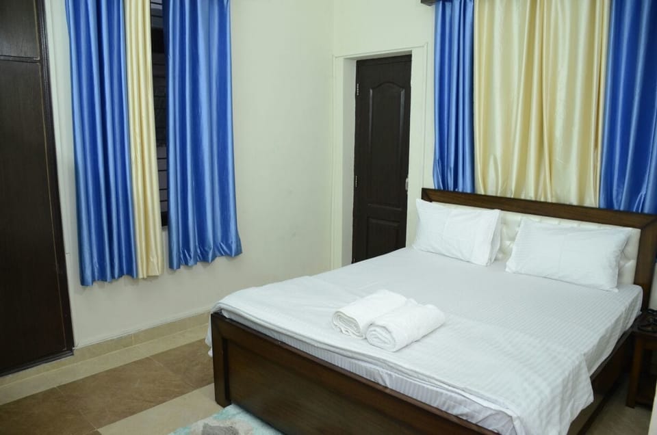 Deluxe Double Room | Premium bedding, desk, iron/ironing board, free WiFi