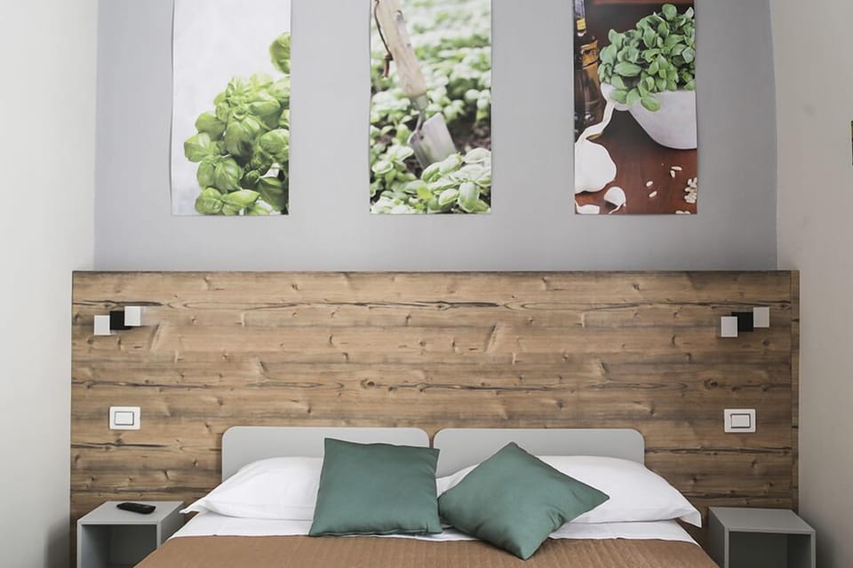 Deluxe Twin Room | Minibar, in-room safe, desk, laptop workspace