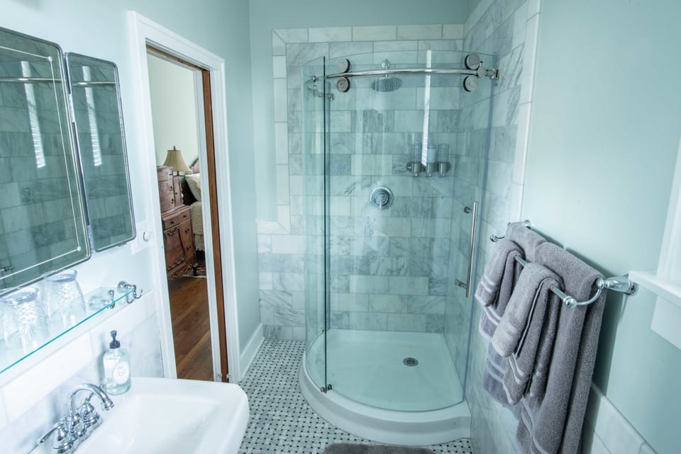 (Gianna) | Bathroom | Shower, rainfall showerhead, free toiletries, hair dryer